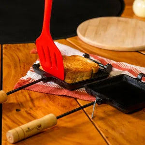 Sanduicheira ferro con cabo de madeira Santana